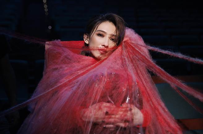戴佩妮日前拍摄新歌MV，用心打造特殊造型。（妮乐佛X仁仁娱乐提供）