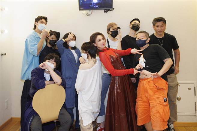 戴佩妮（下排右二）日前拍摄新歌MV，开心跟团队伙伴合影。（妮乐佛X仁仁娱乐提供）