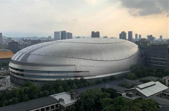 北市府副市长彭振声、蔡炳坤今天率队拜会内政部次长花敬群，讨论大巨蛋争议，内政部表示，排烟安全疑虑远雄修正后7月审查。（本报资料照）