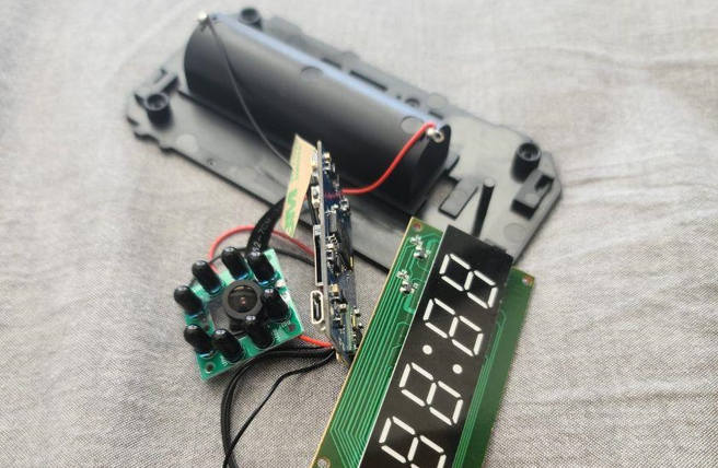 该国三生因为会考成绩不理想，父母一再干预他排志愿，否决他的想法，他气得回房间后，无意中竟发现闹钟出现诡异镜头，打开看是针孔摄影机。（翻摄自脸书「爆料公社」）