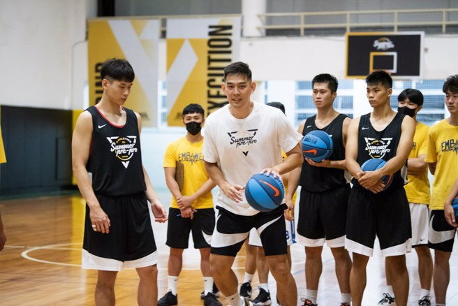 吕政儒用心教导学员动作。(启程国际运动行销提供)