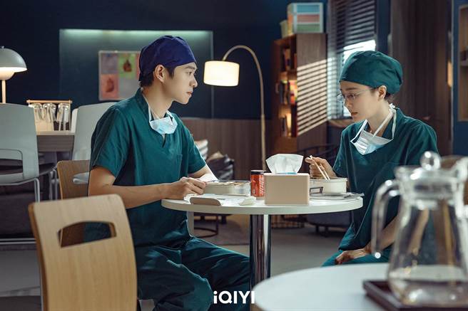 秦嵐（右）與高露劇裡相愛相殺。（愛奇藝國際站提供）