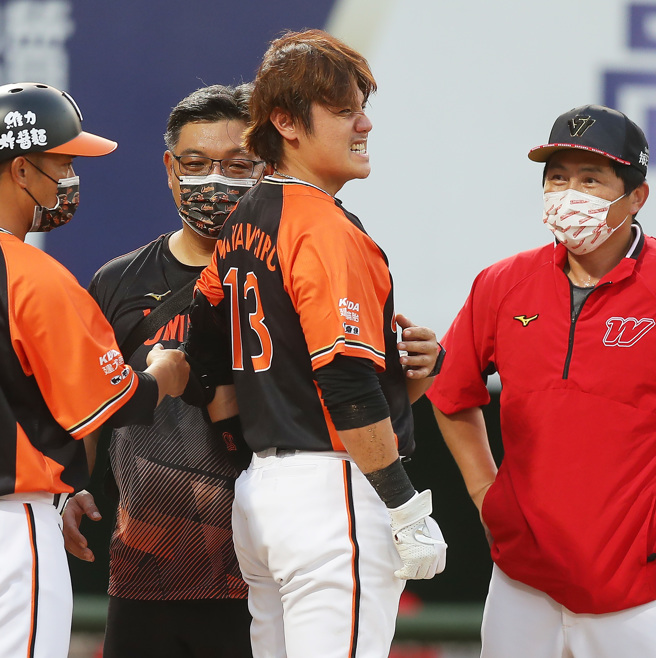 統一獅陳鏞基遭頭部觸身球。（季志翔攝）