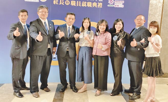 福崧扶轮社第五届社长董至恒Dison（左三）、夫人林君颖Jill（左四）与各主委一同宣誓就职。图／江富满