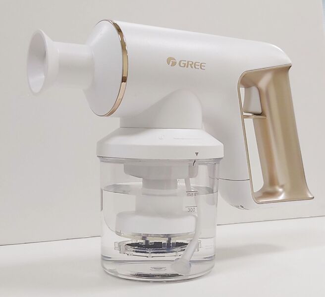 格力次氯酸钠喷雾器，只需盐加水，就可轻松自制消毒液，防范病毒的入侵。图／业者提供