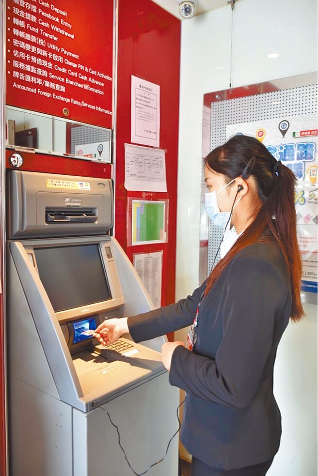 友善金融服務再升級！台中銀行持續增設視障語音ATM，讓視障客戶可放心使用，一同體驗ATM更安全、便利、友善的普惠金融服務。圖／台中銀行提供