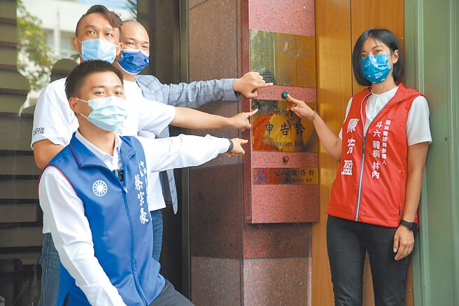 国民党台南市议员参选人蔡宗豪（左起）、屏东县议员拟参选人练鸿庆、台北市议员参选人杨植斗、云林县议员拟参选人陈芳盈6日到台北地检署，按铃申告新竹市长林智坚的硕士论文抄袭竹科管理局招标案的研究报告，涉嫌剽窃智慧财产权，呼吁竹科对林智坚提告。（张铠乙摄）