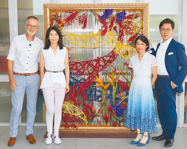 「2022夏季學院」6日在台大舉行開學典禮，現場展出知名法籍花藝師柯力文（Claude Cossec）的花卉藝術，花藝課程也包含在所開設的36門跨校通識課程當中。（鄭任南攝）