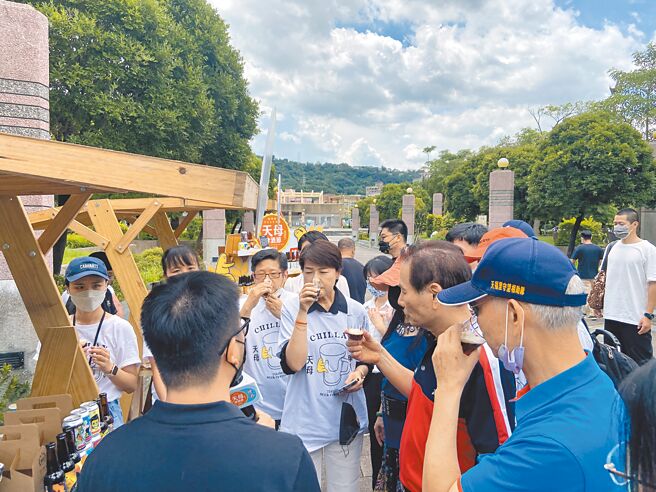 北市副市长黄珊珊（中）出席天母啤酒节宣传活动时受访表示，下周会公布最新北市振兴方案。（陈薏云摄）