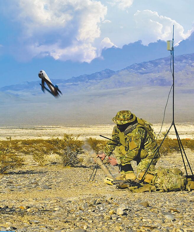 俄媒调查发现，部分欧美援乌武器竟被放上「暗网」贱价出售。图为「弹簧刀」小型无人机。（摘自AeroVironment官方网站）