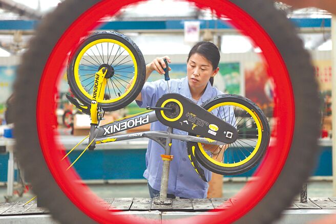 美国即将取消部分中国进口产品的关税，但金额恐只有100亿美元，主要以民生产品为主，自行车也在内。图为河北省曲周县一自行车生产企业员工在组装自行车。（新华社）