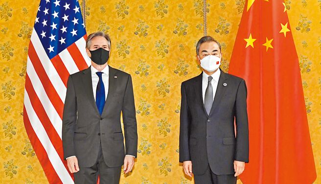 二十国集团（G20）外长会议将于7、8两日在印尼峇里岛举行，美国国务卿布林肯将与中国国务委员兼外长王毅在场边会晤。图为2021年10月31日，王毅（右）在罗马会见布林肯。（新华社）