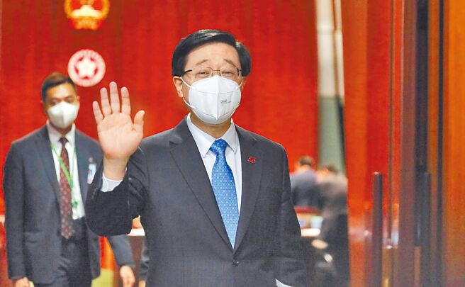 7月6日，香港特区行政长官李家超在立法会答问会上表示，要向海外宣扬香港故事，强调「多元发展」、「经常做」、「重覆做」。（中新社）