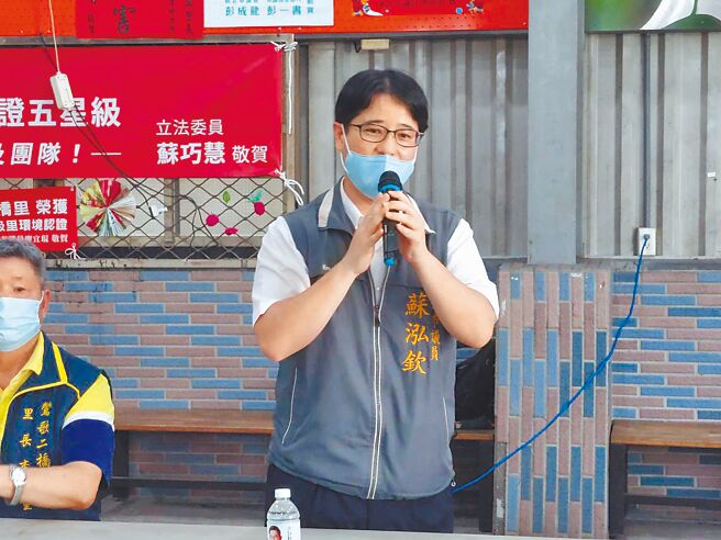 新北市莺歌民宅疑涉殡葬设施引发在地居民恐慌，新北市议员苏泓钦（右）在莺歌二桥活动中心召开说明会，向里民说明目前市府查处状况。（陈慰慈摄）
