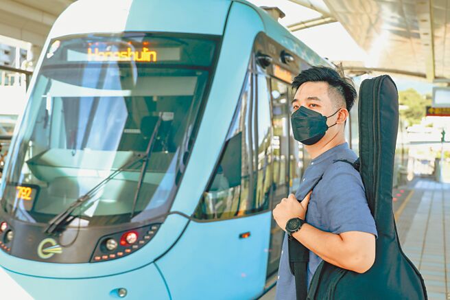 淡海輕軌將在本周六推出由音樂詩人雷光夏及新銳作曲家陳依婷創作的進站音樂，提供旅客搭乘時的聽覺饗宴。（新北捷運公司提供／呂健豪新北傳真）