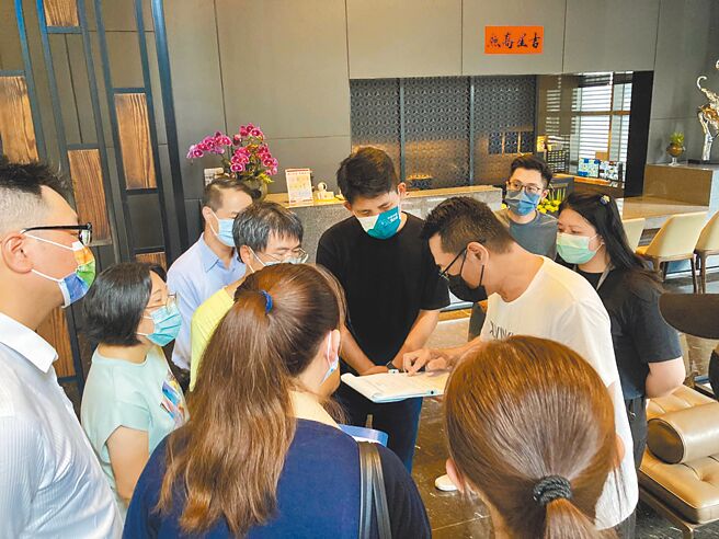 桃园市不少社区大楼传出欣桃微电脑瓦斯电表回传出问题，市议员彭俊豪（中黑衣者）举办会勘协助解决问题。（彭俊豪提供／吕筱蝉桃园传真）