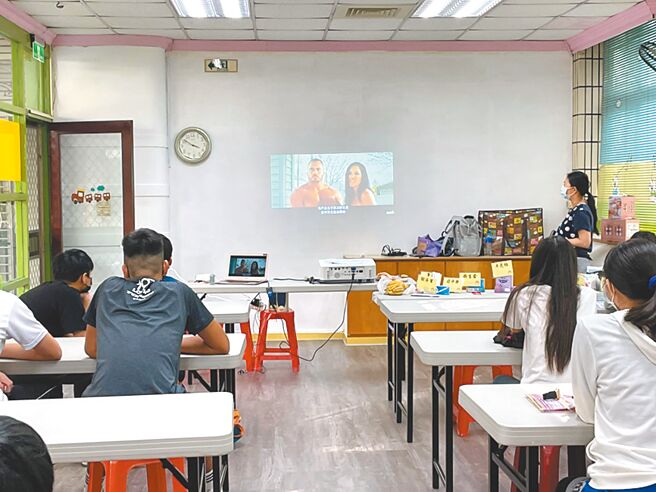 高雄市社会局社工利用假日到社区宣导，及前往校园宣导，让国高中生等未成年人了解怀孕相关卫教知识，避免过早尝试，成为未成年父母。（高雄市社会局提供／林雅惠传真）