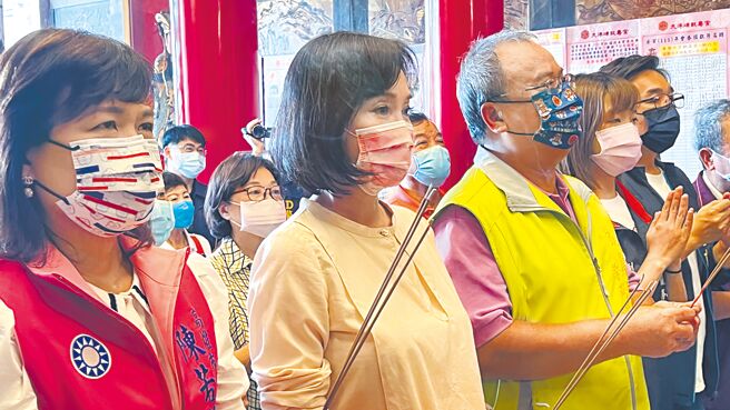 国民党高雄市长参选人柯志恩（左二）6日早上正式签户籍到新兴区，成为高雄人。与妈祖同天生日的她，一早就到新兴区大港埔鼓寿宫参拜。（柯宗纬摄）