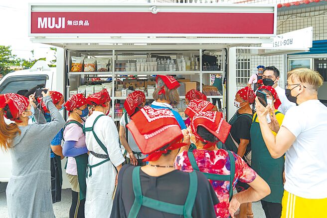 无印良品全台首辆行动车驶入台东偏乡。（台东县府提供／蔡旻妤台东传真）