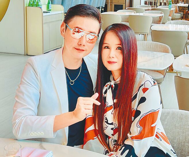 包伟铭（左）日前欢庆58岁生日，太太刘依纯用心安排庆生惊喜。（翰森娱乐提供）