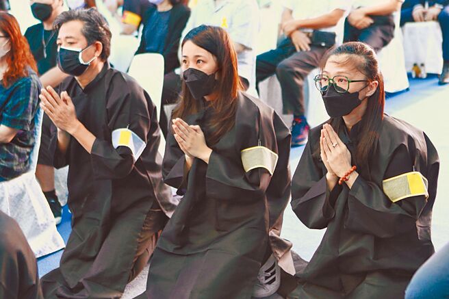 侯怡君（右起）與弟媳、老公蕭大陸出席侯爸爸告別式。（民視提供）