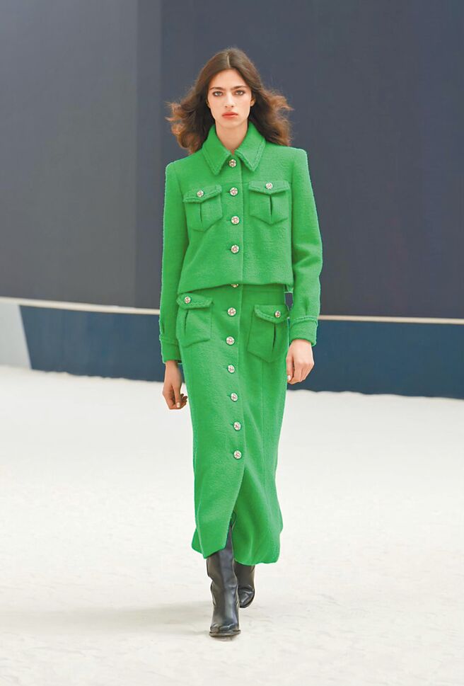 方正形态的剪裁，呼应了品牌开创时带起的流行线条。（CHANEL提供）