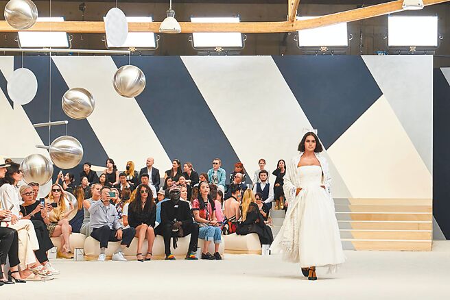 CHANEL秋冬高订呈现了维吉妮维娅心中经典的CHANEL形象。（CHANEL提供）