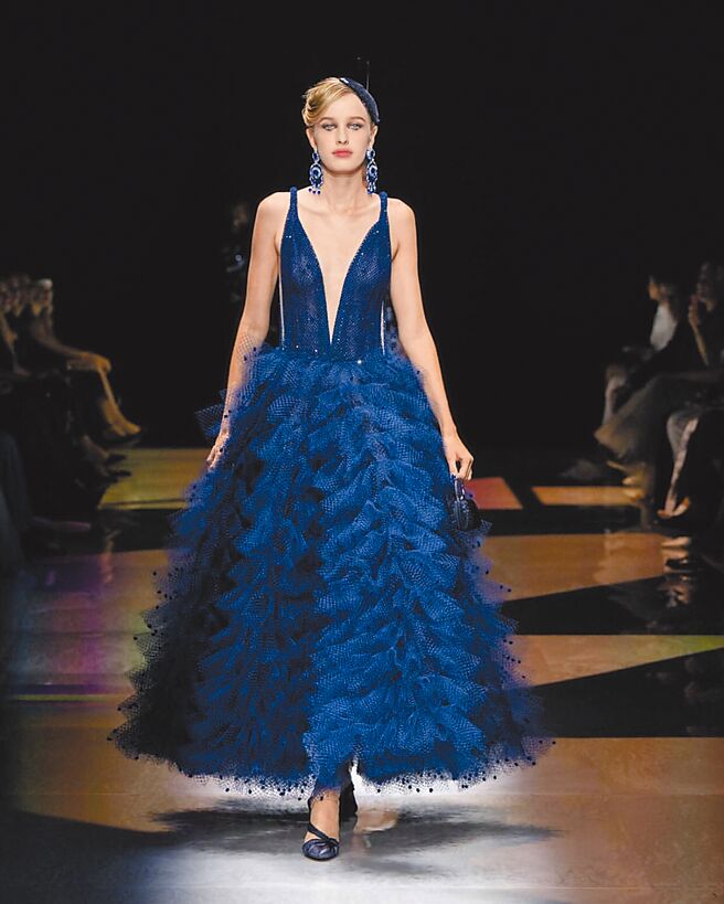 GIORGIO ARMANI大秀，從極簡線條到後半段的蓬蓬裙設計等，讓整場秀更加豐富。（GIORGIO ARMANI提供）