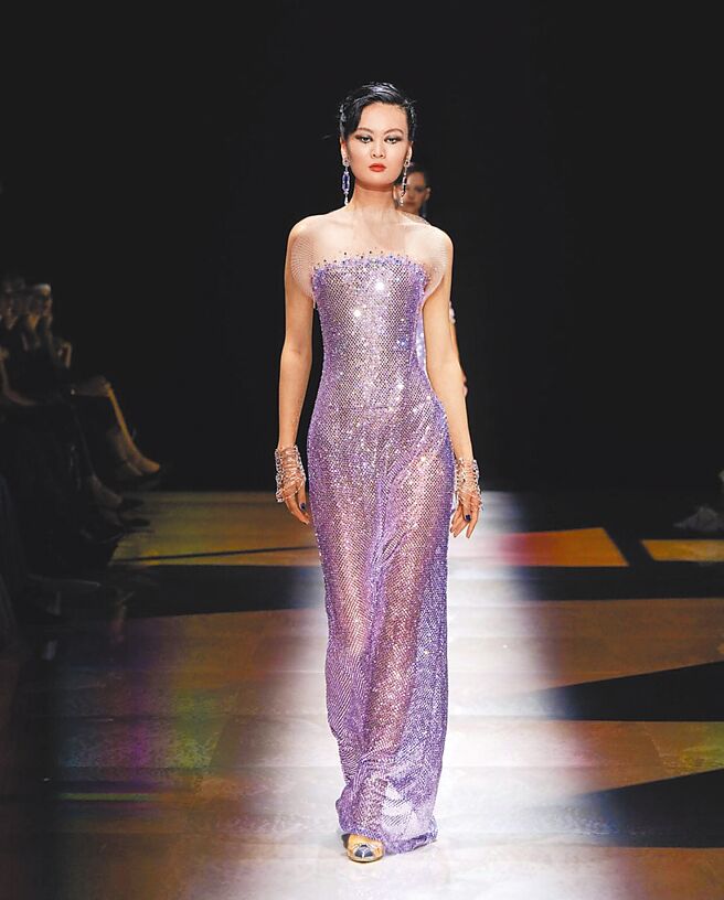 GIORGIO ARMANI 2022秋冬高級訂製服大量的運用亮片及閃亮的網眼。（GIORGIO ARMANI提供）