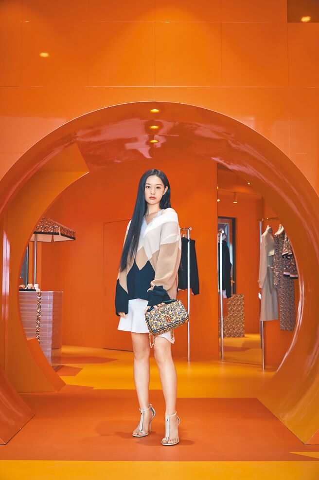 金智媛因剧人气大增，近期时尚邀约不断。（BURBERRY提供）