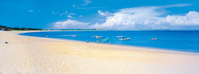 澎湖沙滩获「世界最美丽海湾」称号，图为澎湖隘门沙滩。（澎湖国家风管处提供）