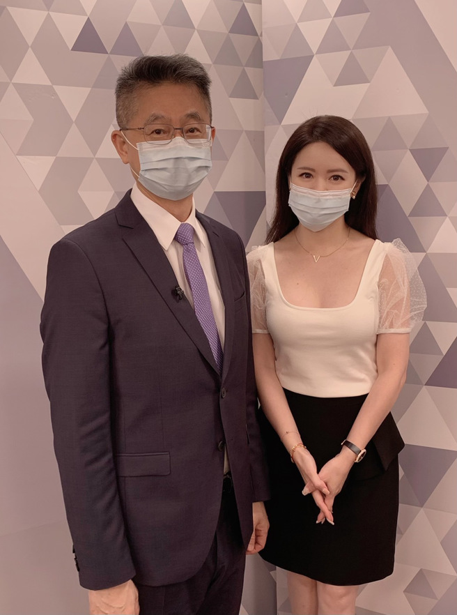 台湾运彩总经理林博泰(左)上时来运转节目，与主持人尉迟佩玉(右)谈运彩眉角。(林胜发摄)