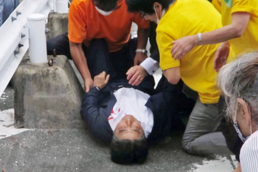 日本前首相安倍8日在奈良助选时遭枪击，右颈和左胸中枪，情况危急。（路透）(photo:ChinaTimes)