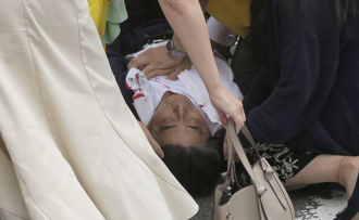 安倍遇襲瞬間曝光 嫌犯持手槍「從背後開2槍」濺血  群眾驚呼