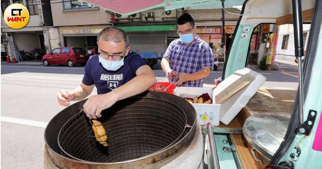 为让街友回归人群，新竹县中华照顾者关怀协会常务理事刘志枰特地购买胖卡车教他们烤地瓜、煮咖啡，以重拾工作技能和信心。（图／方万民摄）