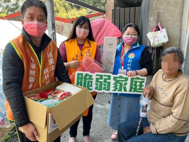  刘志枰今年3月协助被赶出家门、只能在山区搭帐篷的6旬盲妇租屋，并一口气付清2年房租。（图／读者提供）