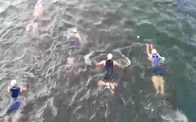 爱河国际铁人三项选手溺毙，高市体育总会要赔222万，图为45岁张姓选手（右二）游泳画面。（中时资料库）