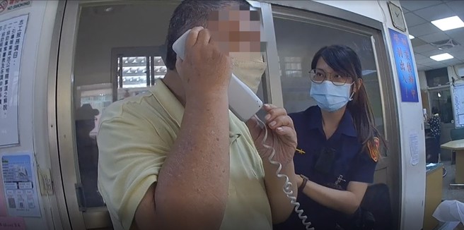 高雄一名老翁接到诈团电话称「你女儿在我手上」，让他吓坏奔派出所求救 ，警现场戳破诈团诡计。(戴志扬翻摄)