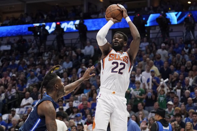 艾顿(右)到现在迟迟无法搞定续约问题。(美联社资料照)