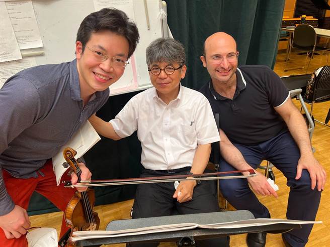 日本作曲家細川俊夫（中）的小提琴協奏曲作品《Genesis》（生成），今晚將在他的故鄉廣島登場，小提琴獨奏將由台灣小提琴家黃俊文（左）擔任，並和指揮家加埃塔諾（右，Gaetano d’Espinosa）、廣島交響樂團同台。（摘自廣島交響樂團粉專）