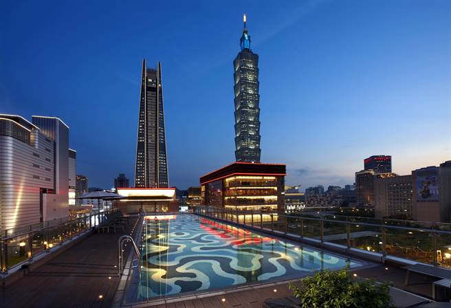 寒舍艾丽酒店七楼户外泳池夜景照。（寒舍提供）