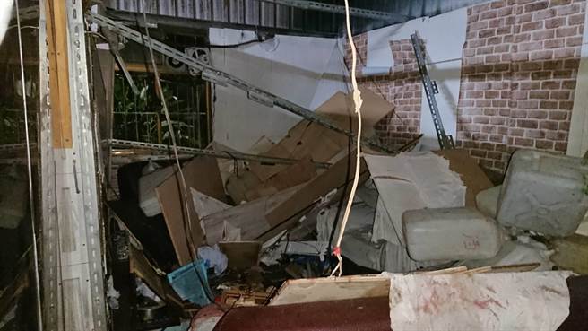 43岁的许姓男子在住家隔壁的铁皮工寮招待33岁的友人洪姓男子，两人在喝酒聊天时，工寮上方堆积杂物的轻钢架疑似不堪负荷，竟突然倒塌，结果两人都被压在下方。(淡水警分局提供)