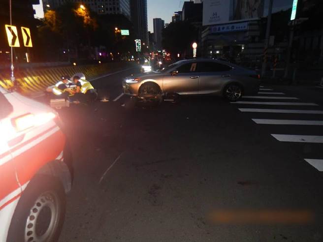 台中市台湾大道8日清晨发生一起自小客车与机车擦撞车祸。（民眾提供）