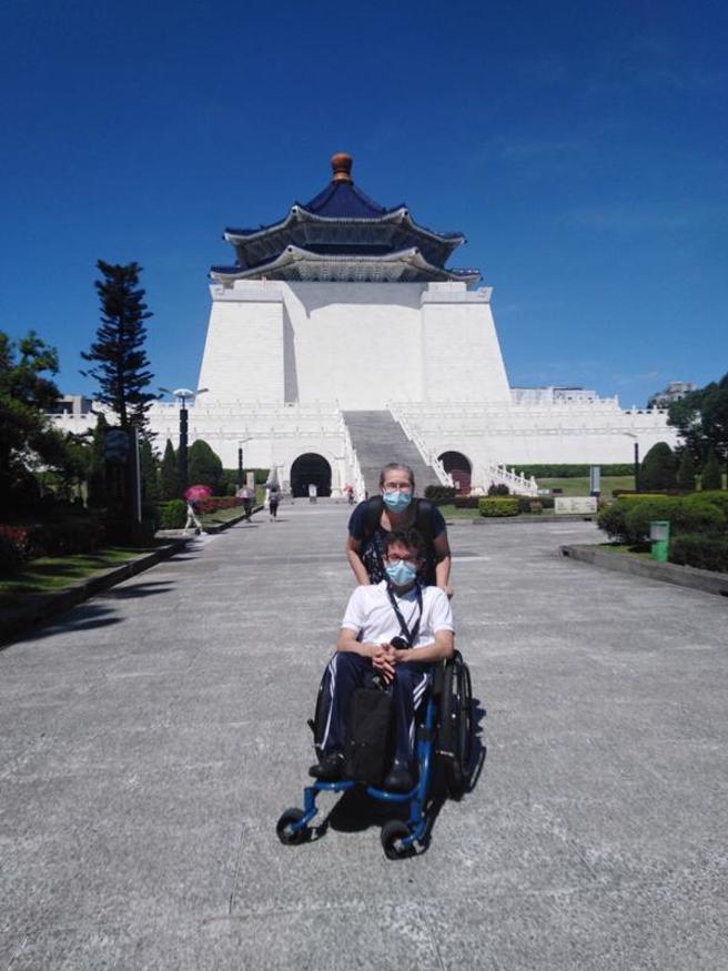  台灣科技大學協助友邦巴拉圭籌設「台巴科技大學」，身障生Abel（前）雖然行動不便，但媽媽仍支持他把握來台交換的機會，專程陪他來台學習。（圖/ 中央社）