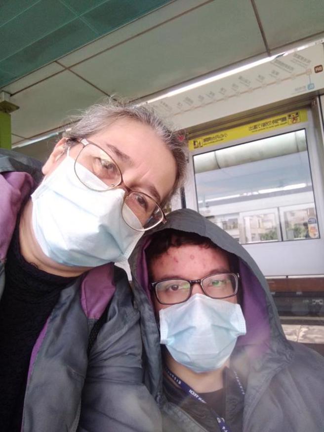 台灣科技大學協助友邦巴拉圭籌設「台巴科技大學」，首批交換生8日結業，其中一名身障生Abel（右）在母親陪同下來台交換學習，盼一圓工程師夢想。（圖/ 中央社）