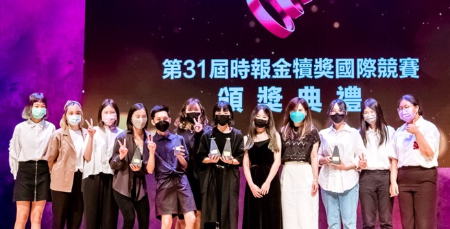 PChome网路家庭副总经理林珊如(右4)与得奖团队合影留念。（图／时报奖执委会提供）