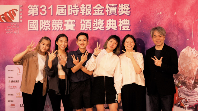 金犊奖团队合影(右起黄哲盛老师、徐湘廷、王耀君、蔡尚伦、洪祁榕、许卉汝。（图／时报奖执委会提供）