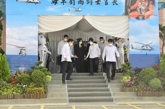 蔡英文總統前往直升機失事殉職的機工長劉尚鈞告別式，並頒發褒揚令，場面莊嚴肅穆。（賴佑維攝）
