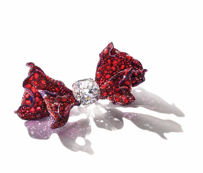 CINDY CHAO的2018 Black Label Masterpiece XXI大师系列法兰西缎带胸针，主石是一颗重达76.91克拉的钻石。（CINDY CHAO提供）