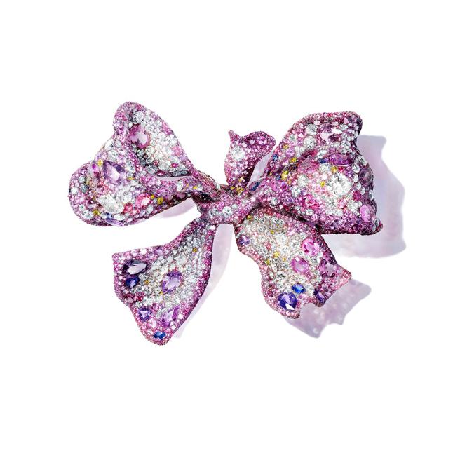 CINDY CHAO今年新款Black Label Masterpiece VI 大师系列 粉丹玫瑰缎带胸针。（CINDY CHAO提供）